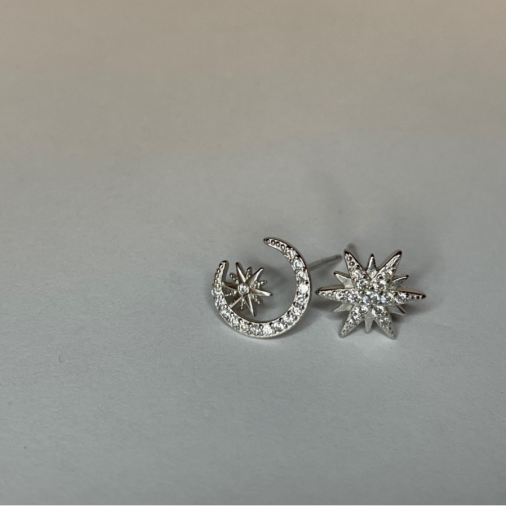 Day and Night  Stud Earrings Asymmetric - Picture 4 of 10